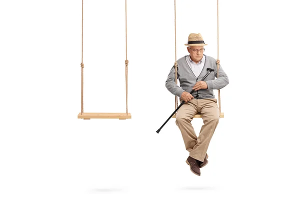 Einsamer Senior sitzt auf Holzschaukel — Stockfoto