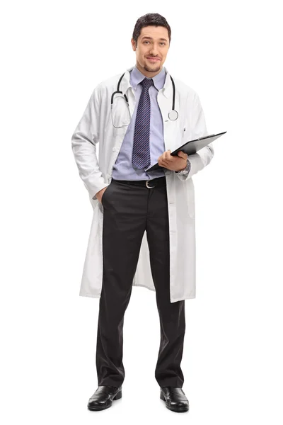 性格开朗的年轻医生抱着剪贴板 — 图库照片