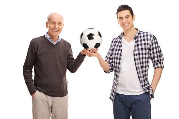 Χαρούμενα πατέρας και γιος που ποζάρει με μια μπάλα ποδοσφαίρου — Φωτογραφία Αρχείου