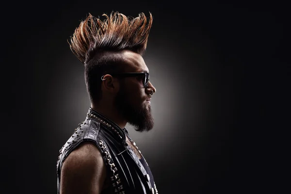 Punk rocker avec une coiffure mohawk — Photo