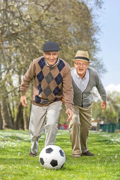 Joyful senior friends jugando al fútbol — Foto de Stock