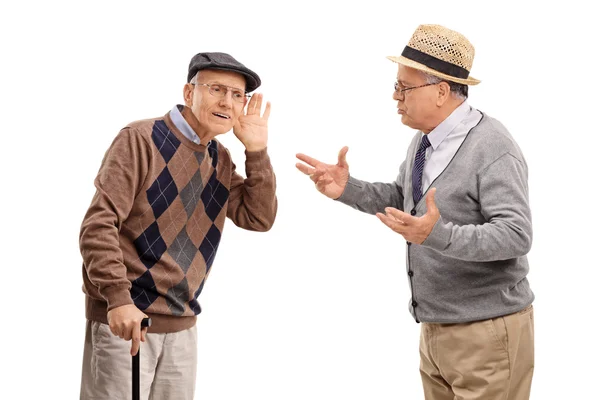 Uomo anziano che fatica a sentire un amico — Foto Stock