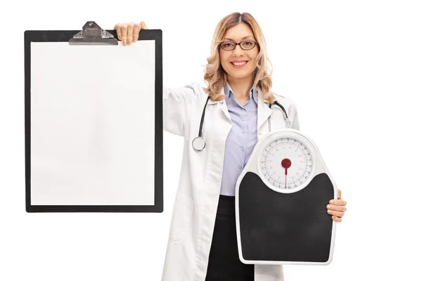 医疗保健的女人抱着一个体重秤 — 图库照片