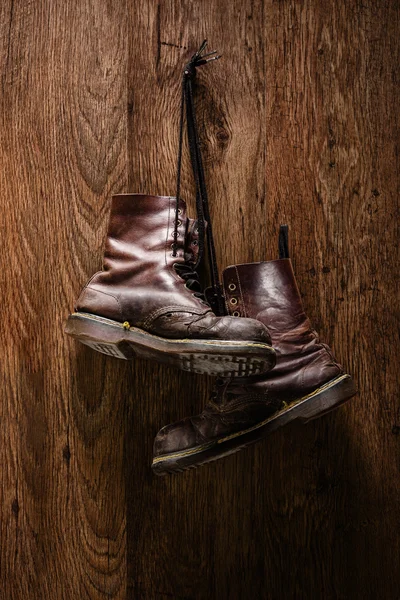 Paar braune Stiefel hängen an der Wand — Stockfoto