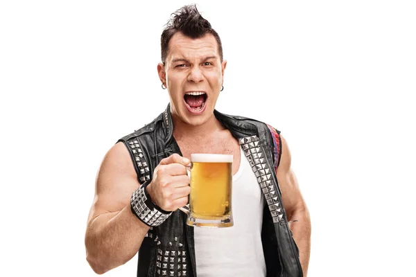 Männlicher Punk mit einem Pint Bier — Stockfoto