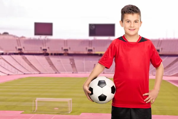 Junior voetballer poseren in een stadion — Stockfoto