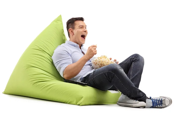 Chico comiendo palomitas de maíz y viendo algo —  Fotos de Stock