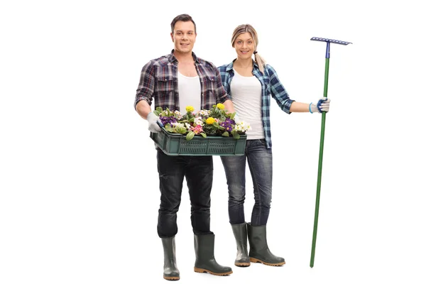 Homme et une femme jardiniers avec des fleurs — Photo