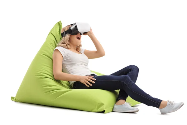 Menina loira relaxada usando um óculos VR — Fotografia de Stock