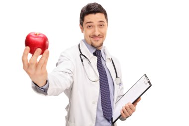 Kendine güvenen genç doktor bir elma sunan 