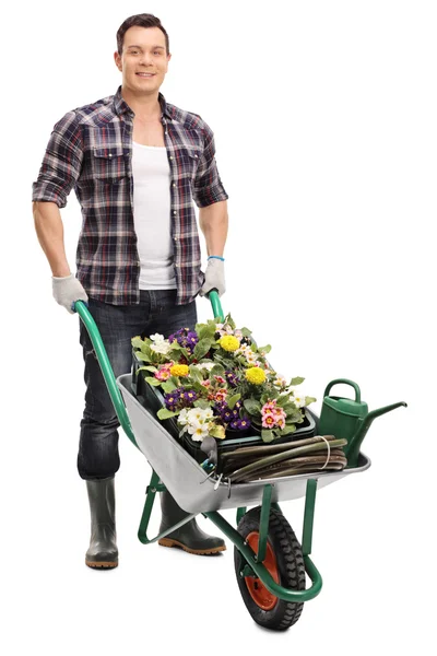 Tuinman poseren met een kruiwagen — Stockfoto