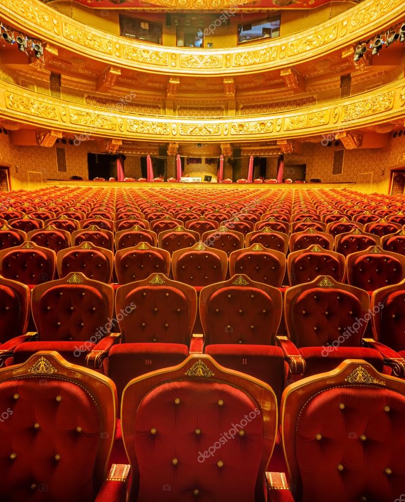 File di posti a sedere all'interno di un teatro — Foto stock di