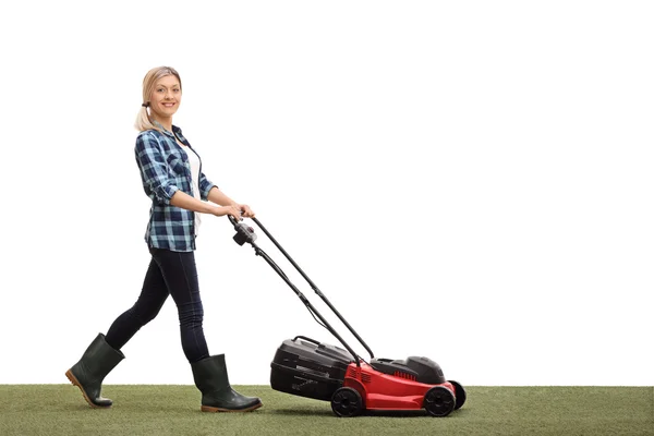 芝刈り機で芝生を刈る女性 — ストック写真