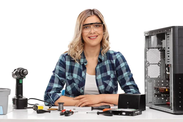 Técnico de PC feminino com um monte de ferramentas — Fotografia de Stock