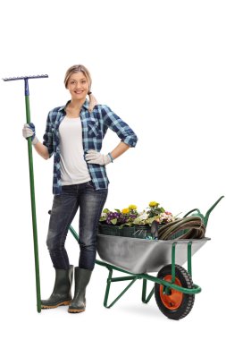 Bir el arabası yanındaki bir komisyon tutan kadın 