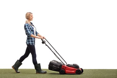 Kadın bir çim biçme makinesi ile bir çim biçme 