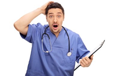 Mavi üniformalı sürpriz genç doktor 