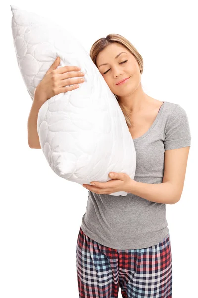Donna bionda che abbraccia un cuscino e dorme — Foto Stock
