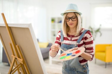 Kadın sanatçı bir Palette renkleri karıştırma