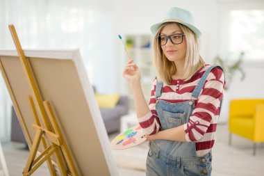 Genç kadın bir resim çizim 