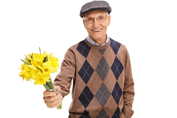 Vårdande senior herre håller blommor — Stockfoto