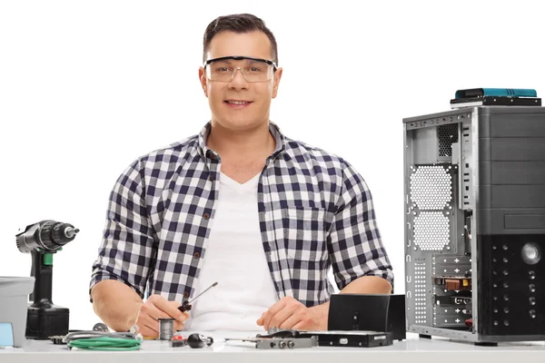 Glada Pc-tekniker reparera en dator — Stockfoto