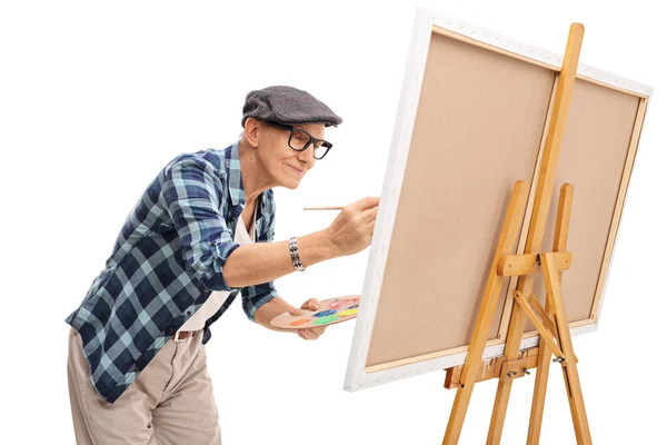 Pintura de pintor sênior em uma tela — Fotografia de Stock