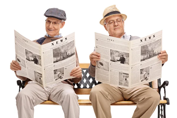 Deux messieurs lisant des journaux — Photo