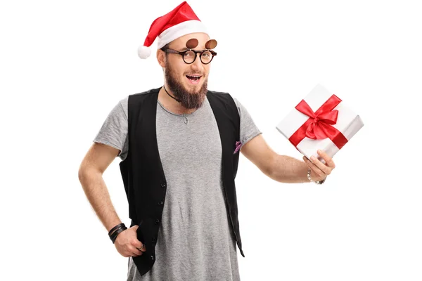 Человек в хипстерских очках с подарком — стоковое фото