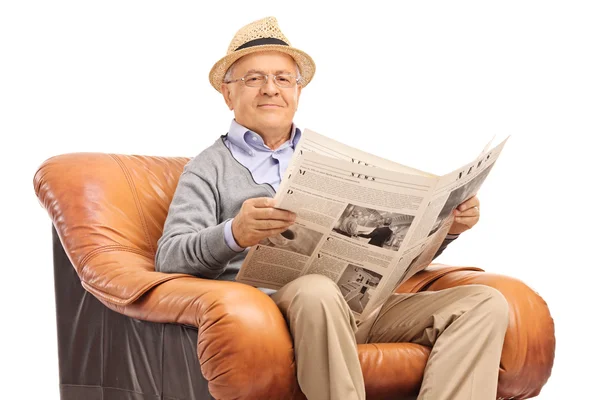 Senior gentleman reading a newspaper — Stock Photo, Image