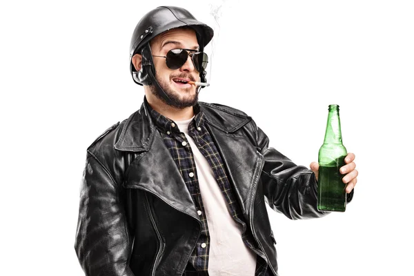 Biker hält Bier und raucht Zigarette — Stockfoto