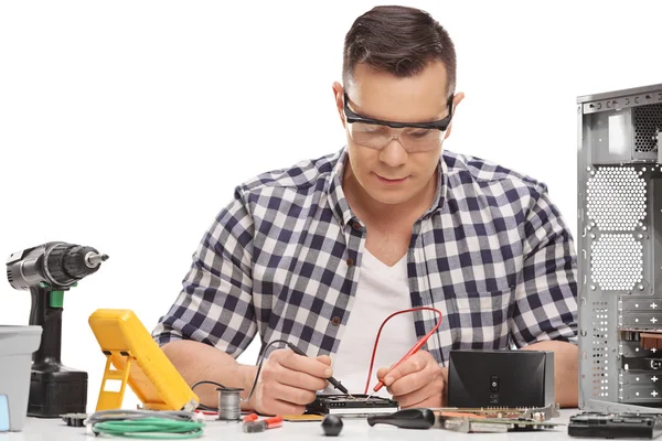 Técnico de PC medindo resistência elétrica — Fotografia de Stock