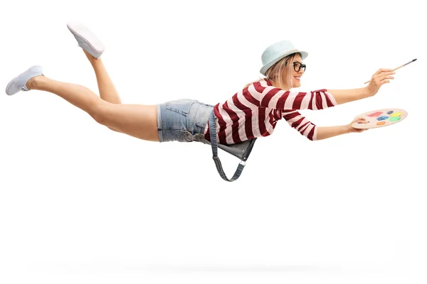 Fliegende Frau mit Pinsel und Palette — Stockfoto