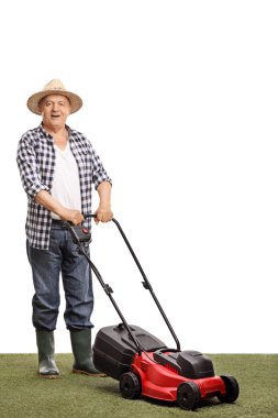Olgun adam bir çim biçme makinesi ile poz 
