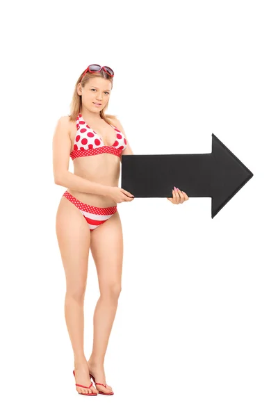 Chica atractiva en bikini sosteniendo una flecha — Foto de Stock