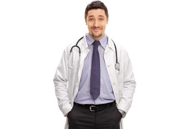 Kendine güvenen genç doktor beyaz bir ceket 