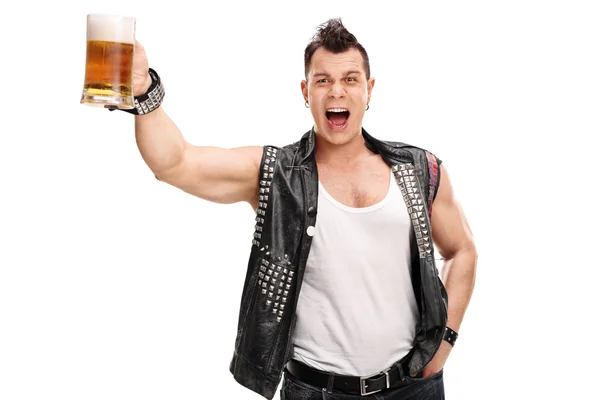 Punk rocker segurando uma caneca de cerveja — Fotografia de Stock