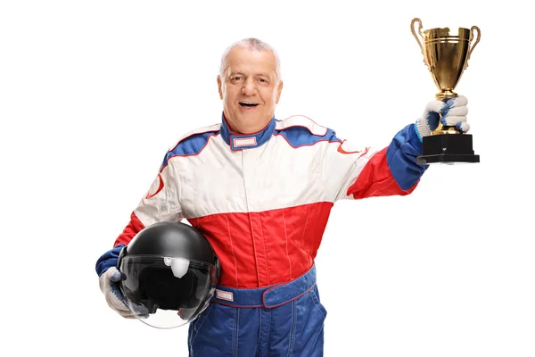 Campeão sênior de corridas de carro segurando um troféu — Fotografia de Stock