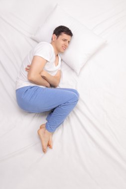 Adam yaşayan mide ağrısı 