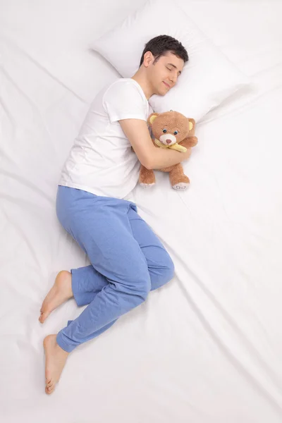 Niño durmiendo con un osito de peluche — Foto de Stock