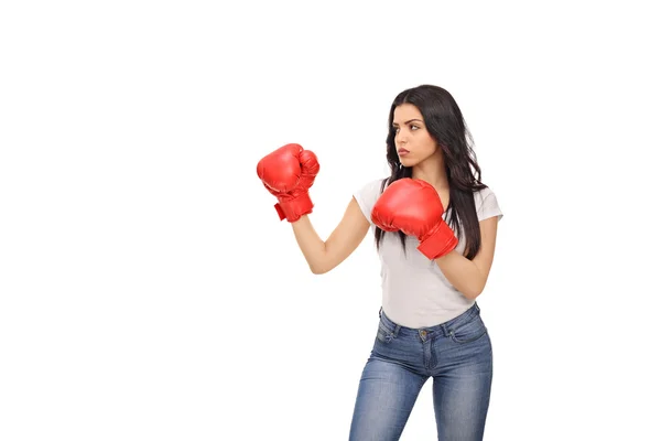 Νεαρή γυναίκα με τα κόκκινα γάντια του μποξ — Φωτογραφία Αρχείου