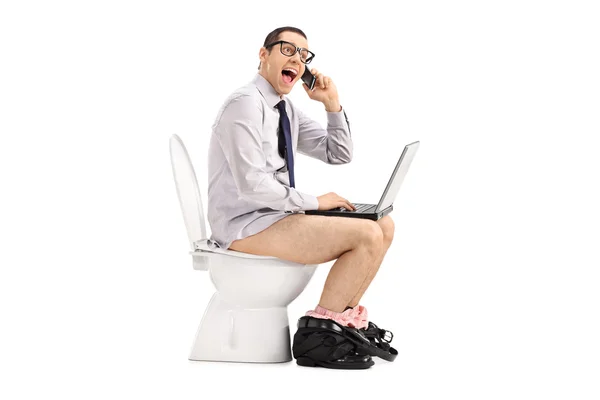 Zakenman praten over telefoon in toilet — Stockfoto