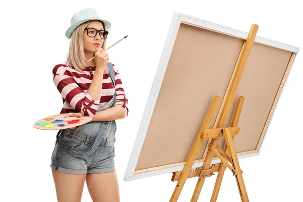 Artiste féminine regardant une peinture — Photo