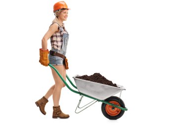 Kadın işçi toprakla el arabası itme 