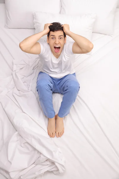 Man lijdt aan slapeloosheid en schreeuwen — Stockfoto