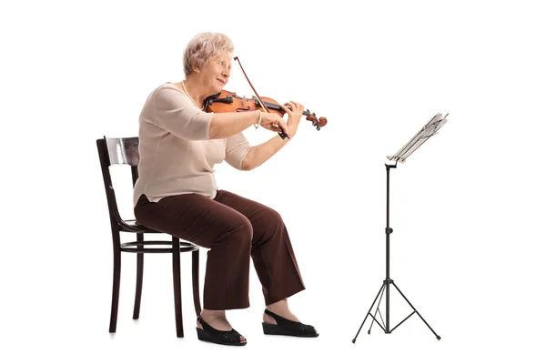 Äldre kvinnlig violinist i en violin — Stockfoto