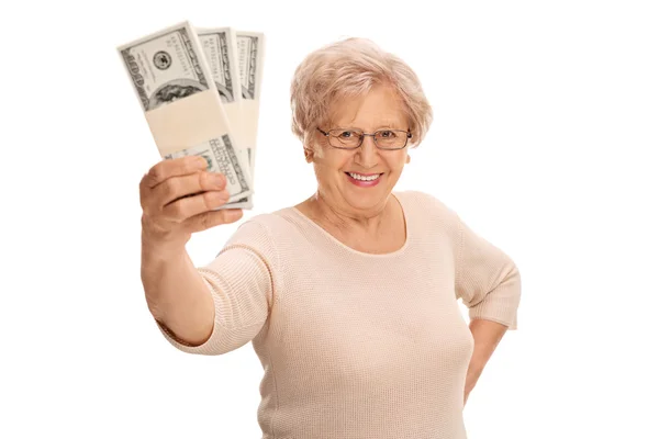 Радостная зрелая леди с деньгами — стоковое фото