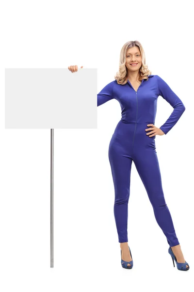 Frau steht neben einem Schild — Stockfoto