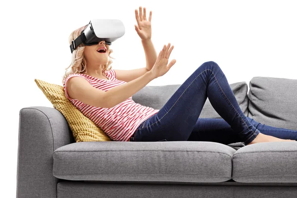 Vrolijke vrouw ervaart van virtuele realiteit — Stockfoto