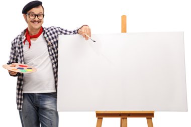 Eksantrik sanatçı bir tuval yanında poz 